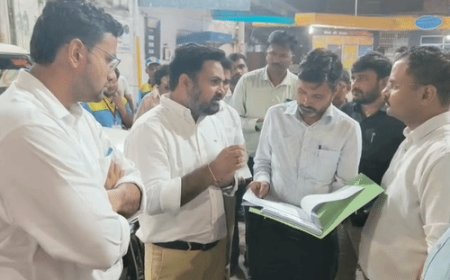 आधी रात DM ने किया जर्जर सड़कों का निरीक्षण:नगर-निगम 500 और 73 पर PWD करेगा काम, बोले- 25 दिनों में ठीक करो