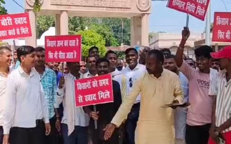 फसल नुकसान के सर्वे और मुआवजे की मांग:कौशांबी में किसानों का प्रदर्शन, जिला मुख्यालय पहुंचे किसान
