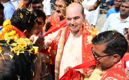 वडनगर से वाराणसी सेवा संकल्प यात्रा का मथुरा में स्वागत:कार्यकर्ताओं ने पुष्पवर्षा की, दिखा उत्साह और जोश