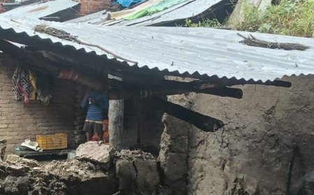 सीतापुर में भारी बारिश से 4 कच्चे मकान गिरे:जिले में 8 जगहों पर कच्ची दीवारें ढहीं, दो महिलाओं समेत तीन घायल,प्रशासनिक अफसरों ने किया मुआयना