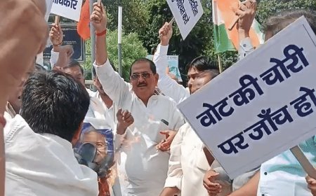 कांग्रेस ने मुख्य निर्वाचन आयुक्त को हटाने की मांग की:बस्ती में प्रदर्शन कर पुतला फूंका, BJP को फायदा पहुंचाने का आरोप