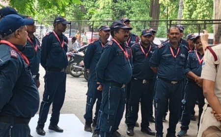 रेलवे अस्पताल के गार्ड भुखमरी की कगार पर, धरना शुरू:SS4 ग्रुप ने 6 महीने से नहीं दी सैलरी, रिश्तेदारों से मांगकर चला रहे काम