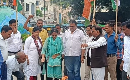 वोट चोरी के आरोपों पर कांग्रेसियों का प्रदर्शन, पुतला फूंका:बदायूं में मुख्य चुनाव आयुक्त के इस्तीफे और निष्पक्ष जांच की मांग