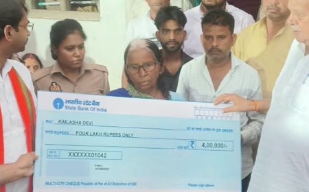 मंत्री शाही ने पीड़ित परिवार को 4-लाख का चेक सौंपा:बस्ती में दीवार गिरने से हुई मौत के बाद विपक्ष पर साधा निशाना