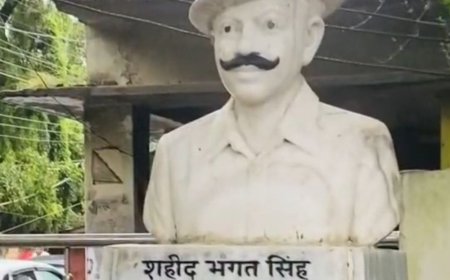 भगत सिंह पार्क की बदहाली, गलत जन्मतिथि पर छात्र नाराज:सोमवार को डीएम को सौंपेंगे ज्ञापन, बोले- शराब की दुकान से पार्क बना शराबियों का अड्डा
