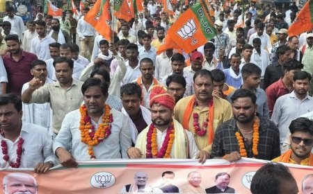 हरदोई में मोदी राठौर युवा सेना ने निकाली पदयात्रा:मुख्यमंत्री के नाम एसडीएम को सौंपा ज्ञापन, बाईपास और सड़क चौड़ीकरण की मांग