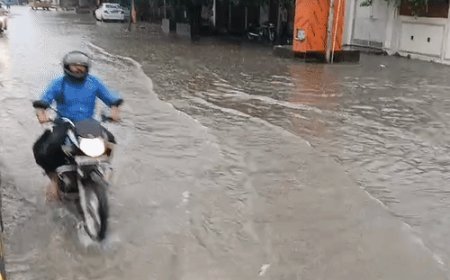 सिटी स्टेशन रोड बनी तालाब, थमी वाहनों की रफ्तार:स्टेशन के सामने घुटनों तक पानी, हजारों वाहनों और यात्रियों को परेशानी, जलनिकासी व्यवस्था पर सवाल