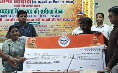 प्रभारी मंत्री ने अतिवृष्टि प्रभावितों को राहत के चेक बांटे:विकास कार्यों की समीक्षा कर कहा- किसी को सहायता से वंचित नहीं रखेंगे