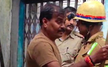 फर्रुखाबाद में कोल्ड ड्रिंक की दुकान में लगी आग:लाखों का सामान जला, दमकल ने 40 मिनट में आग पर पाया काबू