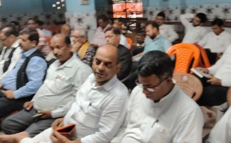 देवरिया में अधिवक्ताओं का प्रदर्शन:ज्वाइंट मजिस्ट्रेट और नायब तहसीलदार के खिलाफ नारेबाजी, 29 को कार्य बहिष्कार करेंगे