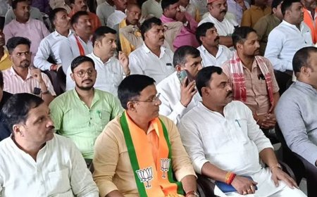 सोनभद्र में भाजपा जिला प्रभारी कौशलेंद्र पटेल का स्वागत:संगठनात्मक बैठक में कार्यकर्ताओं को दिया जीत का मंत्र, 2027 विधानसभा चुनाव पर फोकस