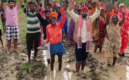 सोनभद्र में जर्जर सड़क पर लोगों का प्रदर्शन:बोले- रोड नहीं तो वोट नहीं, छात्र-छात्राओं और महिलाओं को परेशानी