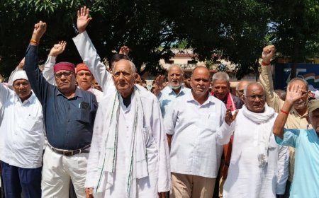 पेंशनरों ने कलेक्ट्रेट में प्रदर्शन किया:देवरिया में 8वें वेतन आयोग में पुराने पेंशनरों को शामिल करने की मांग