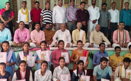 उरई में मंडलीय संस्कृत प्रतियोगिता:प्रो. त्रिपाठी बोले- साहित्य, संगीत और कला के बिना व्यक्ति की पहचान अधूरी
