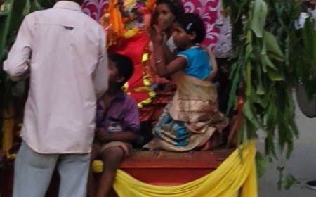 सलेमपुर में महावीरी अखाड़े का जुलूस निकला:हर्षोल्लास से निकली हनुमान प्रतिमा की यात्रा , युवाओं ने दिखाए करतब