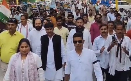 हरदोई में कांग्रेस ने मुख्य चुनाव आयुक्त का पुतला फूंका:इस्तीफे की मांग को लेकर प्रदर्शन, पुलिस ने रोका तो धक्का-मुक्की हुई
