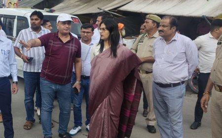 DM ने पक्के बाग चौराहे का निरीक्षण किया:हापुड़ में मॉडल चौराहा बनाने के दिए निर्देश, अतिक्रमण हटाने को कहा
