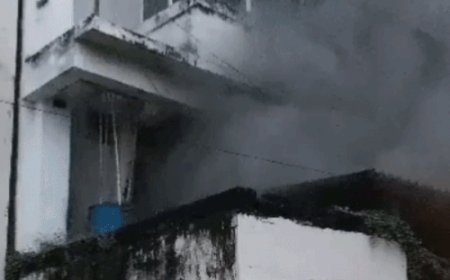 मंडुवाडीह के पंखा निर्माण फैक्ट्री में भीषण आग:दो मंजिला इमारत के पिलर झुके; करोड़ों के नुकसान की आशंका