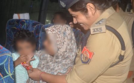 बागपत में दिल्ली-देहरादून कॉरिडोर पर स्लीपर बसों की चेकिंग:एडिशनल एसपी और परिवहन विभाग ने सुरक्षा मानकों का निरीक्षण किया, यात्रियों को चॉकलेट भी बांटी
