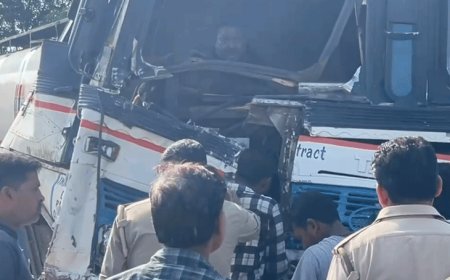 अमेठी में ट्रक-टैंकर की टक्कर, चालक केबिन में फंसा:जगदीशपुर में अयोध्या बाईपास के पास हादसा, हाइड्रा की मदद से निकाला; अस्पताल में भर्ती