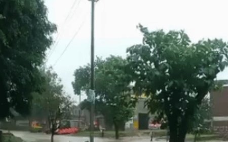 कासगंज में मूसलाधार बारिश से जनजीवन अस्त-व्यस्त:सड़कें बनीं तालाब, 1 से 12 तक के स्कूलों की छुट्टी, तापमान में गिरावट