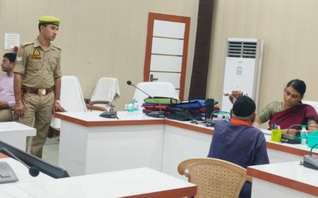 एटा में शिकायतों पर अब तुरंत होगी कार्रवाई:जनता दर्शन में अफसरों से वीडियो कॉल पर बात करेंगी डीएम