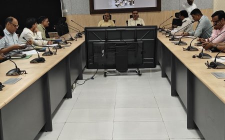 इटावा में निर्माण कार्यों की गुणवत्ता पर DM सख्त:सभी परियोजनाएं समय पर पूरी करने के निर्देश, स्कूल पर जताई नाराजगी