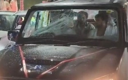 मुजफ्फरनगर में सपा नेताओं में बीच सड़क पर जूतम-पैजार,VIDEO:मीनाक्षी चौक पर भिड़े छात्र नेता, नई स्कॉर्पियो में तोड़फोड़