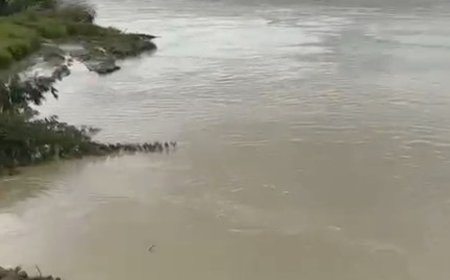 49 सेंटीमीटर ऊपर पहुंची खतरे के निशान से घाघरा नदी:तटीय इलाकों के कई गांव में मंडराया बाढ़ का खतरा, 18 घंटे कार्य करके बचाया गया तटबंध