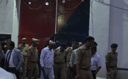 बाराबंकी जेल पहुंचे जज-डीएम और एसपी:अलग-अलग बैरकों में गए, मुलाकात कक्ष और कैदियों की सुविधाएं देखीं