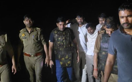 जालौन में देवपुरा माता मंदिर चोरी करने वालों से मुठभेड़:तीन शातिर गिरफ्तार, एक के पैर में लगी गोली; 26 पीतल के घंटे, 11,995 रुपये व चोरी के औजार बरामद