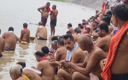 उन्नाव में पितृपक्ष पर गंगा घाटों पर उमड़ी भीड़:गंगा स्नान के बाद सूर्य को अर्घ्य देकर किया तर्पण, पितरों की आत्मा की शांति और मोक्ष की कामना