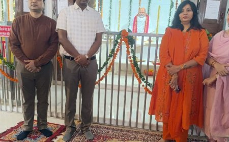 DM-CDO ने परिवार संग किए नीब करोरी बाबा के दर्शन:मंदिर में पूजा कर आशीर्वाद लिया, गुरुकुल के बच्चों ने हनुमान चालीसा का पाठ किया