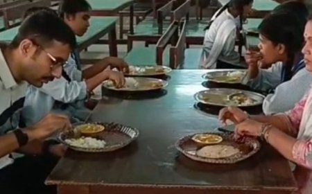 डीएम ने छात्राओं संग बैठकर किया भोजन:अमेठी के असैदापुर कॉलेज का निरीक्षण कर गुणवत्ता परखी, साफ-सफाई पर जोर दिया