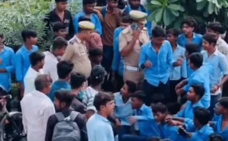 स्कूल में भरा हाईवे का पानी, छात्र सड़क पर:सिद्धार्थनगर में भड़के छात्र-छात्राओं ने NH जाम किया, एसडीएम-सीओ के आश्वासन पर हटे