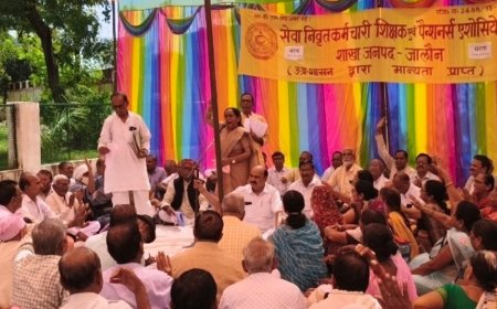 उरई में राजकीय पेंशनर्स का धरना:जिलाध्यक्ष बोले- पेंशन पुनरीक्षण की मांग भेजें सरकार, जल्द जारी हो आदेश