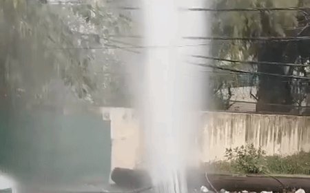 नोएडा में वाटर की पाइपलाइन फटी:तेज बहाव से सड़क पर आया पानी, लोगों ने की रिपयेरिंग की मांग