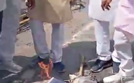 देवरिया में ‘वोट चोरी’ के आरोपों पर कांग्रेस का प्रदर्शन:CEC ज्ञानेश कुमार का पुतला फूंका, इस्तीफे और गिरफ्तारी की मांग