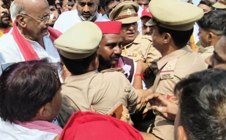 मेरठ में सपा का कलेक्ट्रेट पर प्रदर्शन:मकान-दुकान बचाने की मांग पर पुलिस से नोकझोंक और धक्कामुक्की, बड़े आंदोलन की चेतावनी