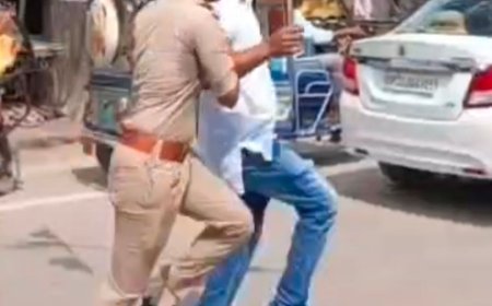 अमेठी में कांग्रेस नेता जलता पुतला लेकर सड़क पर दौड़े:मुख्य चुनाव आयुक्त के इस्तीफे की मांग पर पुतला फूंका, पुलिस से हुई झड़प