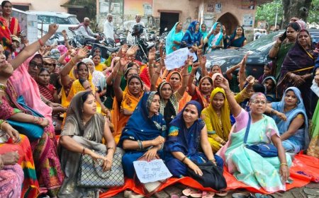 देवरिया में समूह सखियों का कलेक्ट्रेट पर प्रदर्शन:मानदेय नहीं मिलने पर विरोध, बोलीं- जल्द समाधान नहीं हुआ तो लखनऊ में करेंगे आंदोलन