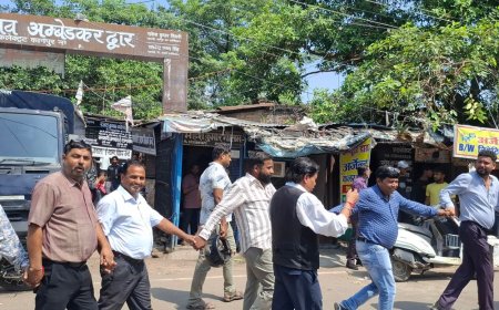 वकीलों ने मानव श्रृंखला बनाकर प्रदर्शन किया:कानपुर में न्यायिक कार्य प्रभावित, 15 सूत्रीय मांगों को लेकर हड़ताल