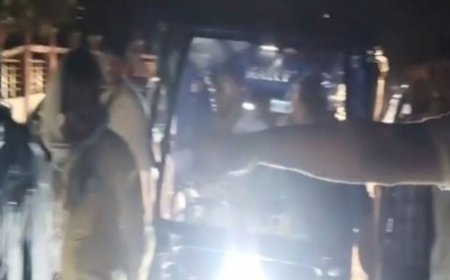शाहजहांपुर में 10 घंटे बिजली गुल, लोगों में आक्रोश:सड़क पर सीढ़ी रखकर लगाया जाम, बारिश और हवाओं से बिजली आपूर्ति बाधित