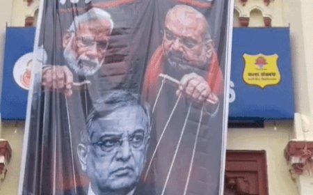 मुख्य निर्वाचन आयुक्त ज्ञानेश कुमार के खिलाफ BHU में विरोध:सपा कार्यकर्ताओं ने MMV तिराहे पर फूंका पुतला,बोले-तत्काल इस्तीफा दे