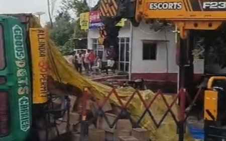 घघौवा चौकी के सामने तेज रफ्तार ट्रेलर पलटा:डिवाइडर से टकराकर बीच सड़क पर पलटा, घंटों जाम के बाद पुलिस ने हटवाया