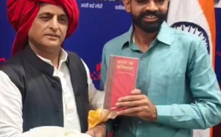 अखिलेश यादव से माखर के रजत सोलंकी ने की मुलाकात:बागपत में प्राथमिक स्कूल का वीडियो वायरल करने पर दर्ज हुए था मुकदमा