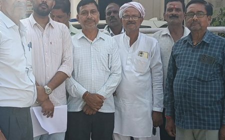 झांसी कलेक्ट्रेट में किसानों का प्रदर्शन:12 मांगों का ज्ञापन सौंपते हुए बोले-किसानों का उत्पीड़न बंद हो
