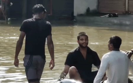 कानपुर में वाटरपार्क बनी सड़क VIDEO:पांडू नदी के पानी से रोड पर जलभराव, टायर-ट्यूब चला रहे बच्चे; जलभराव के बीच खेला अबीर-गुलाल