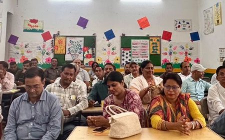 आगरा में शिक्षकों की बैठक:विद्यालयों में सफाई व्यवस्था पर चिंता जताई, अधिकारियों का घेराव करने की चेतावनी