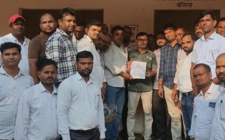 ब्रिज कोर्स में पासिंग मार्क की बाध्यता हटाने की मांग:बलिया में डीएम को सीएम के नाम 69000 शिक्षक भर्ती के शिक्षकों ने सौंपा ज्ञापन